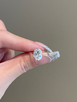 Bague de fiançailles avec diamant solitaire en moissanite à taille ovale de 2,50 ct et halo caché 