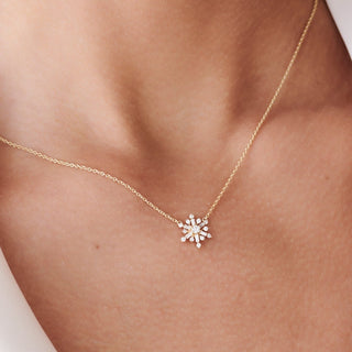 Collier superposé en forme de flocon de neige à coupe ronde et baguette pour elle