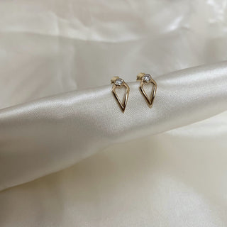 Pendientes de diamantes de moissanita de talla redonda únicos en oro amarillo 