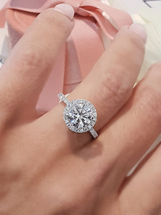 Anillo de compromiso con diamantes cultivados en laboratorio con halo de talla redonda de 1,0 a 3,0 quilates