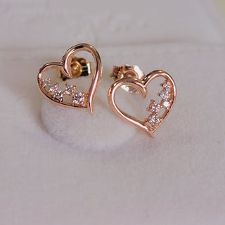 Pendientes con forma de corazón y diamantes redondos para ella