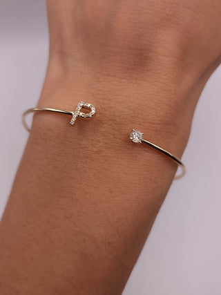 Pulsera abierta con inicial de diamante de talla redonda para ella 