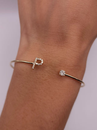 Bracelet manchette ouvert avec initiale en diamant taille ronde pour elle 