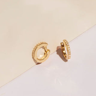 Petites boucles d'oreilles créoles en or massif avec diamants taille ronde pour femmes