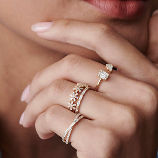 Anillo con diseño de múltiples flores y diamantes de talla baguette y redonda para mujer