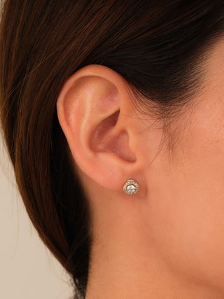 Boucles d'oreilles à tige en diamant halo de moissanite à coupe ronde pour femmes 