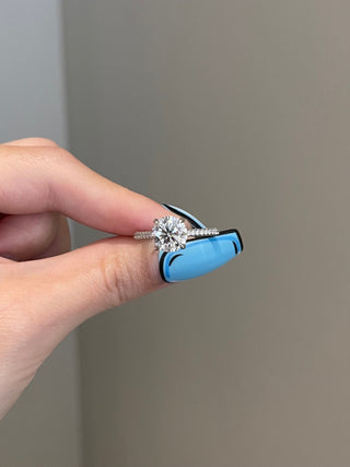 Bague de fiançailles en diamant Moissanite à taille ronde de 2,0 ct avec halo caché et pavé sur 3 côtés 