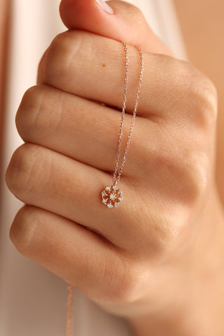 Collier avec pendentif en forme de fleur en diamant taille ronde pour femme