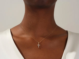 Collier en diamants et moissanite avec croix incrustée pour femme