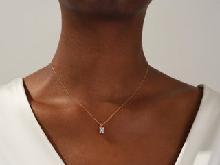 Collier avec pendentif en diamant solitaire taille émeraude et moissanite pour elle