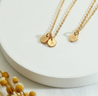 Mini collier personnalisé avec initiale en or pour femme