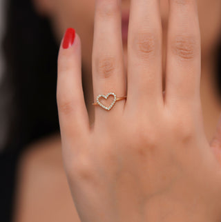 Anillo de diamantes de talla redonda con corazón abierto para ella