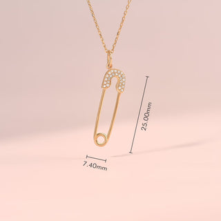 Collier avec pendentif en forme d'épingle de sûreté en diamant à coupe ronde pour elle