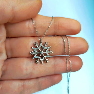 Collar de diamantes con copos de nieve como regalo de Navidad