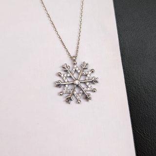 Collar de diamantes con copos de nieve como regalo de Navidad