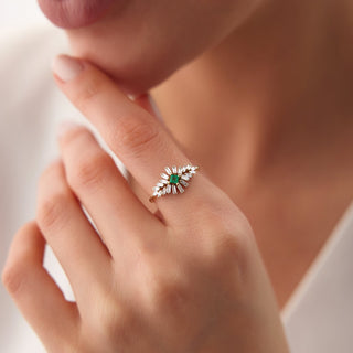 Bague en grappe de diamants taille princesse et baguette verte pour femme