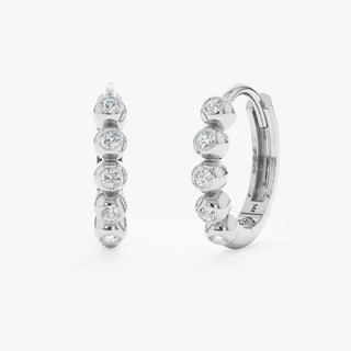 Boucles d'oreilles Huggies en diamants taille ronde sertis en lunette pour femmes 