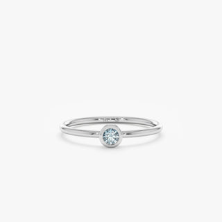 Bague en diamant taille ronde sertie de lunette pour elle comme cadeau d'anniversaire 