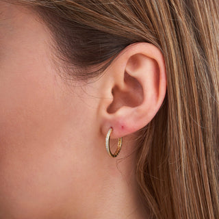 Boucles d'oreilles créoles légères en or jaune avec diamants taille ronde