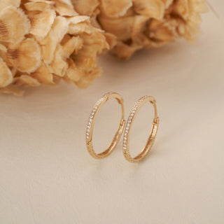 Aros ligeros de diamantes de talla redonda en oro amarillo