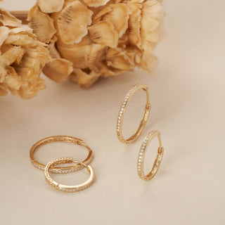 Aros ligeros de diamantes de talla redonda en oro amarillo