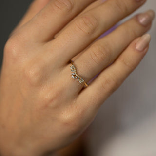 Anillo curvo con diamantes de talla baguette y redonda para regalo de cumpleaños 