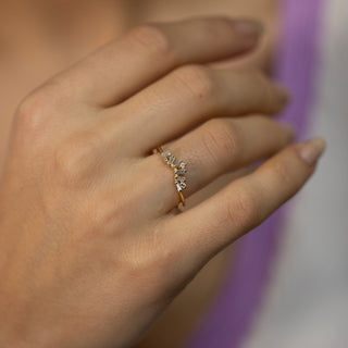 Anillo curvo con diamantes de talla baguette y redonda para regalo de cumpleaños 