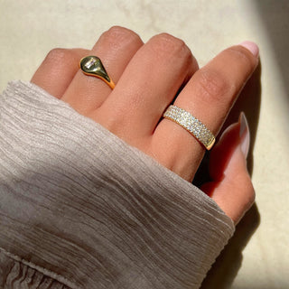 Alliance de mariage pavée de diamants ronds à offrir à une femme 