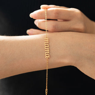 Pulsera de oro con nombre personalizado "Mamá" para el Día de la Madre