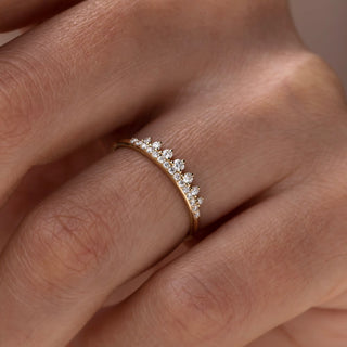 Anillo de bodas apilable con diamantes de talla redonda para mujer