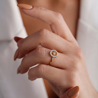 Alianza de boda de oro con moissanita y diamantes de talla flor redonda 