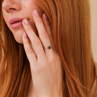 Bague de fiançailles pavée de diamants taille émeraude verte pour femme