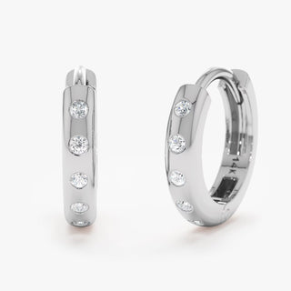 Aros Huggie de diamantes y moissanita con engaste redondo al ras de 0,2 quilates