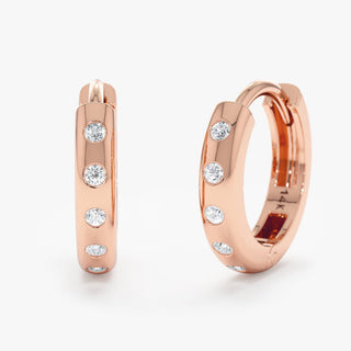 Aros Huggie de diamantes y moissanita con engaste redondo al ras de 0,2 quilates