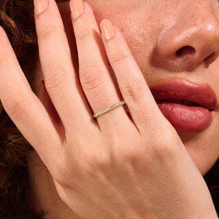 Alliance de mariage torsadée en diamants et moissanite à coupe ronde pour femme 