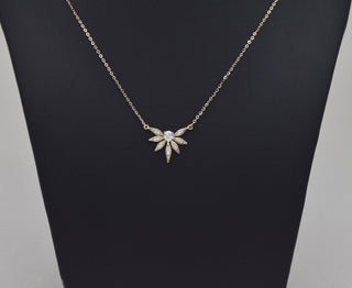 Collier en forme de feuille de diamant à taille ronde et poire pour bijoux de tous les jours 