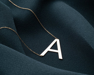 Collier avec grosse lettre sur le côté en or massif 14 carats pour cadeau de Saint-Valentin