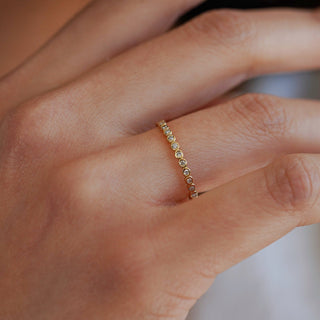 Alliance de mariage en moissanite à coupe ronde et diamants sertis sur lunette pour femme 