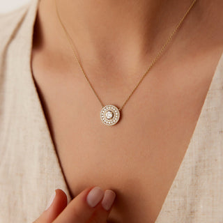 Collier avec pendentif en forme de cercle et diamants taille ronde pour femme