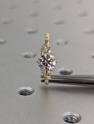 Bague de fiançailles en forme de grappe de diamants en moissanite à coupe ronde en zigzag de 1,0 ct