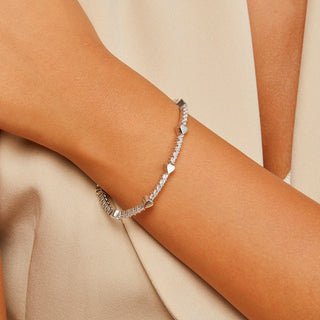 Pulsera de tenis con corazón de moissanita y diamantes redondos para ella