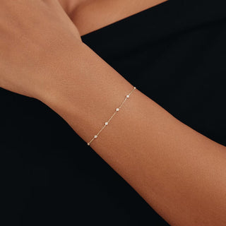 Pulsera de oro con diamantes de moissanita de talla redonda engastados en bisel