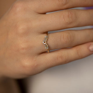 Anillo curvo con diamantes de talla baguette y redonda para regalo de cumpleaños 