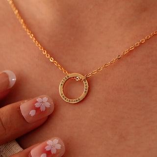 Collier avec pendentif en forme de cercle gravé personnalisé pour elle 