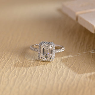 Bague de fiançailles avec halo de diamants en moissanite taille émeraude de 2,0 à 3,0 ct