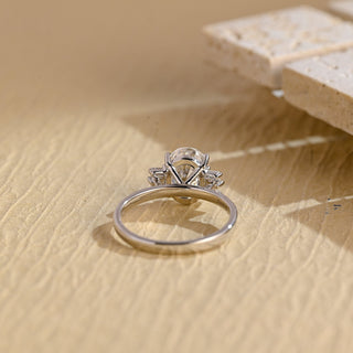 Anillo de compromiso con diamantes en racimo de moissanita de talla ovalada de 2,0 CT a 3,0 CT