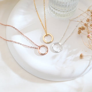 Collier avec pendentif en forme de cercle gravé personnalisé pour elle 