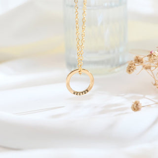 Collier avec pendentif en forme de cercle gravé personnalisé pour elle 