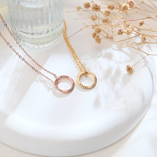 Collier avec pendentif en forme de cercle gravé personnalisé pour elle 