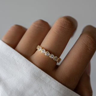 Anillo de eternidad con diamantes en forma de corazón y engaste en bisel para ella